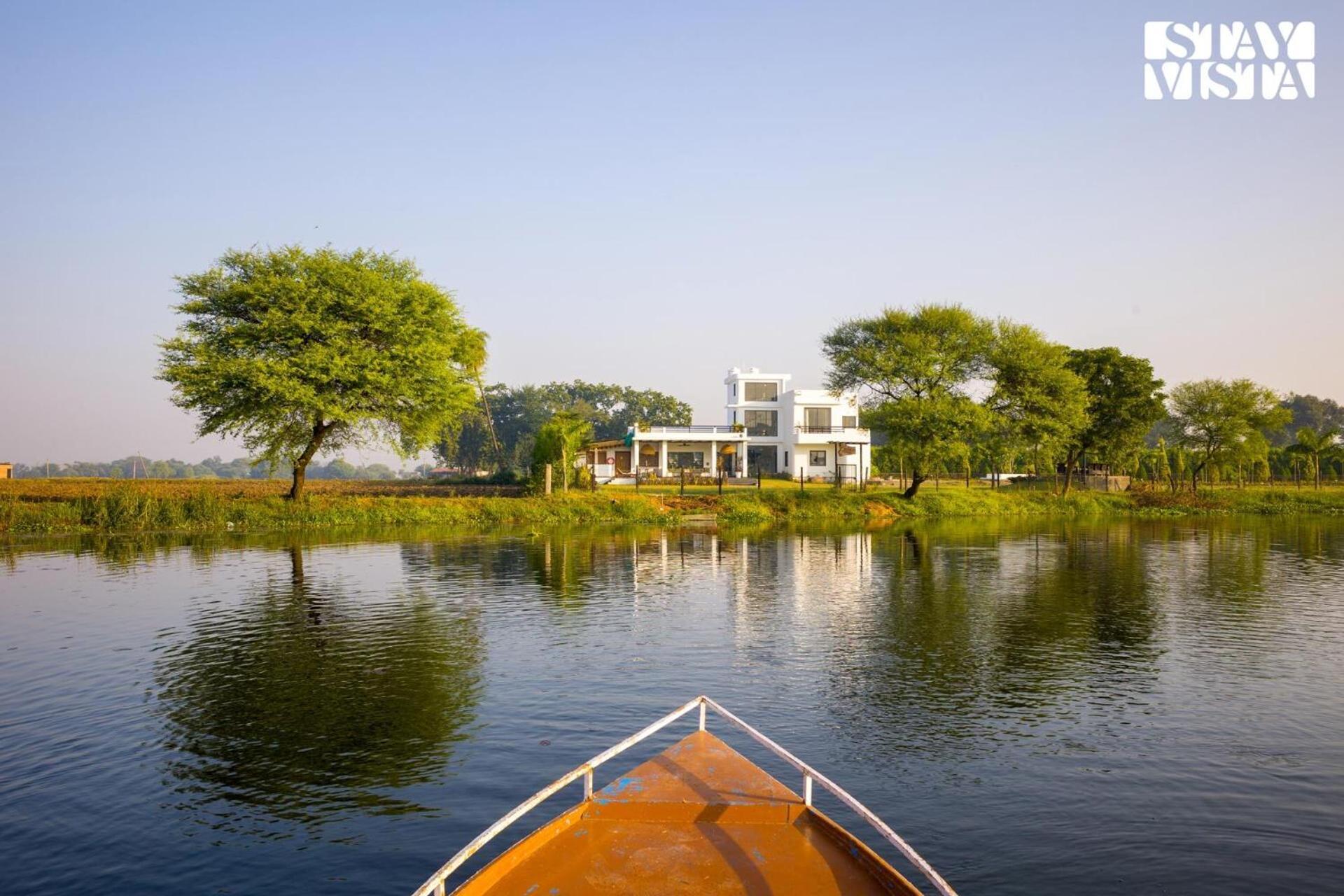 Stayvista At Lotus By The With Pool, Bbq & Lawn Indore